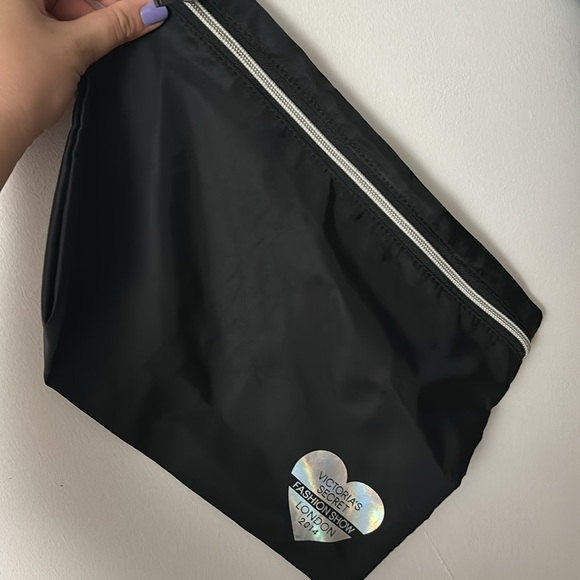 Victoria's Secret Fashion Show London 2014 Black Iridescent Duffle Bag & Pouch - Picture 4 of 8